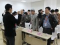 留学部陈老师带领学生宣誓..