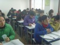 学生认真学习中