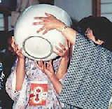 环球趣闻：喝日本大碗茶要两人帮忙(图)