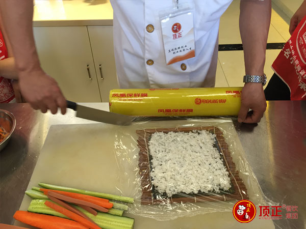 盖上保鲜膜,平整的放好。 盖上保鲜膜,平整的放好。