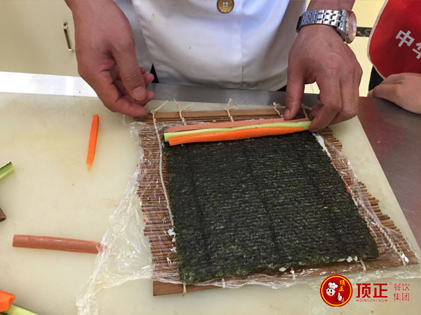 盖上保鲜膜,然后将其翻过来,放上蔬菜。 盖上保鲜膜,然后将其翻过来,放上蔬菜。