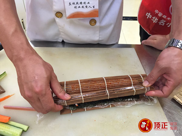 最后用力抓紧,慢慢的去掉外框。 最后用力抓紧,慢慢的去掉外框。