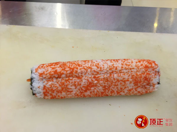 鱼子酱寿司团已经制作好 鱼子酱寿司团已经制作好