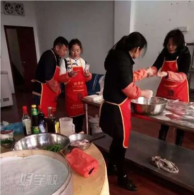 新食玳餐饮培训学校学员实操现场