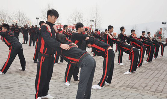 少林小龙武校学员秋季练功