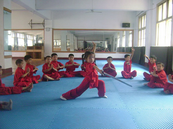 少林寺释小龙武术学校学员基本功练习