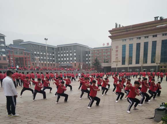 少林寺释小龙武术学校学员练功