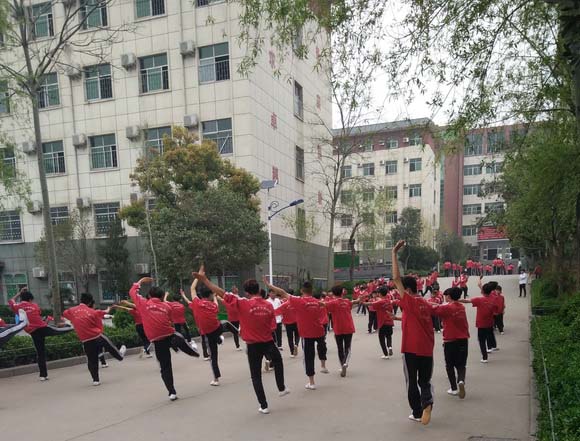 少林寺释小龙武术学校学员校园练功