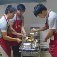 烧烤班学员实操 烧烤班学员实操