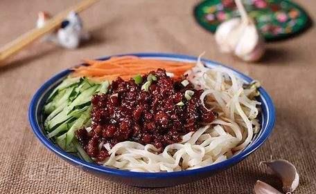 炸酱面美食成品