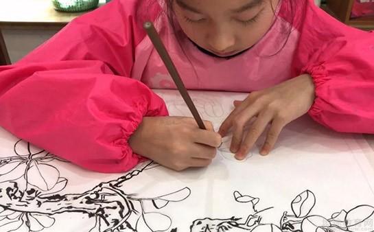 上海秦汉胡同学员练习国画基础