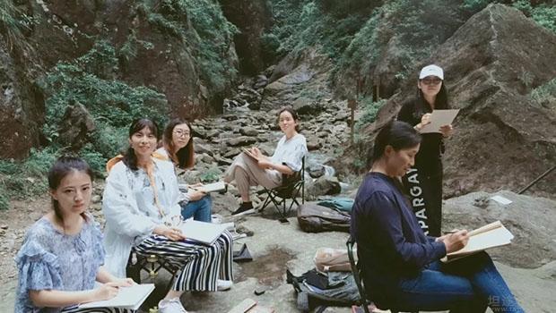 丽丽老师带着学员在写生