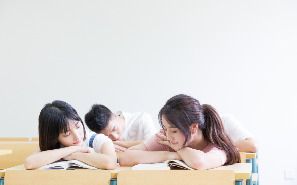 日语初级语法中助词「で」的用法