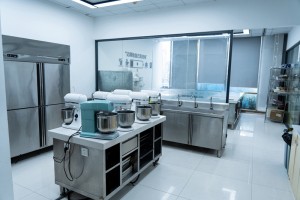 重庆学西点烘焙哪里好(西点师工资一个月多少钱)