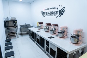 重庆哪有可以烘焙培训的学校(西点师工资一个月多少钱)