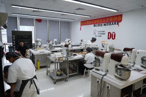 重庆烘焙培训班烘焙培训学校(西点师工资一个月多少钱)