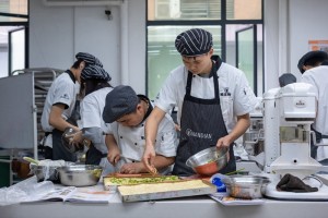 重庆蛋糕烘焙培训学费要多少(西点师工资一个月多少钱)