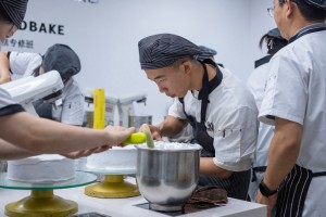 佛山伦教的蛋糕面包培训机构哪家好(西点师的工资收入是多少)