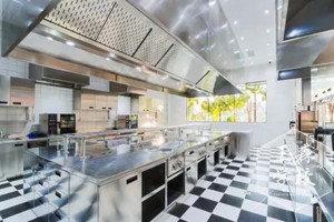 翻糖蛋糕是如何制作的 王森翻糖蛋糕制作过程揭秘